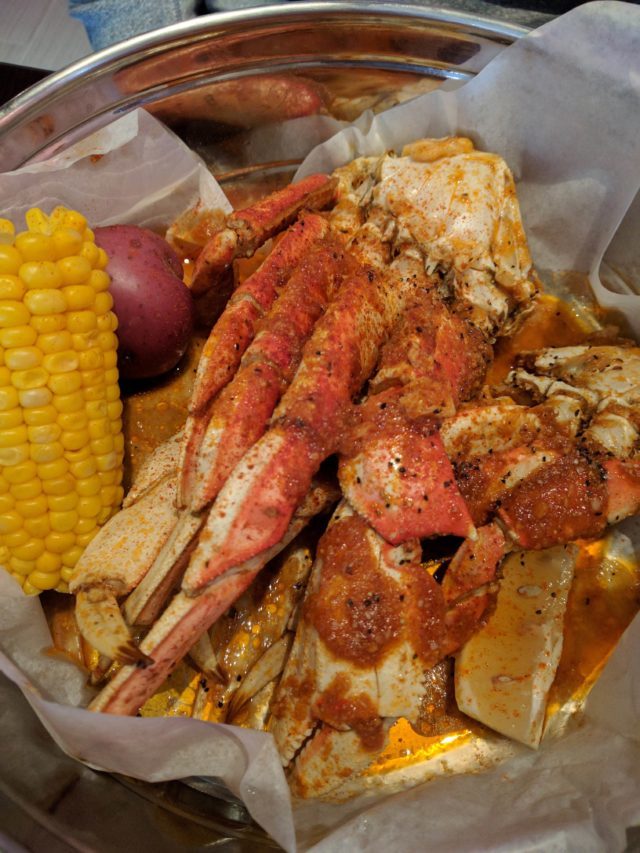 dungeness-crab-legs-with-boiling-house-special-sauce
